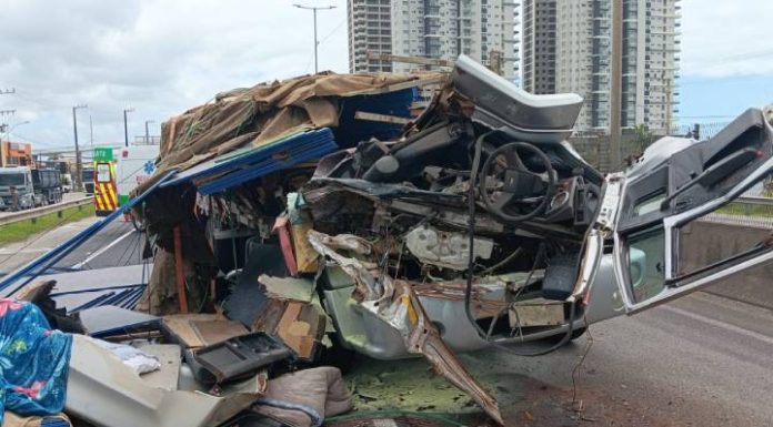 Acidente entre caminhões deixa motorista gravemente ferido em Barra Velha