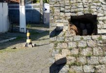 VERGONHA Morador improvisa sinalização após buraco se abrir em rua no centro de Piçarras