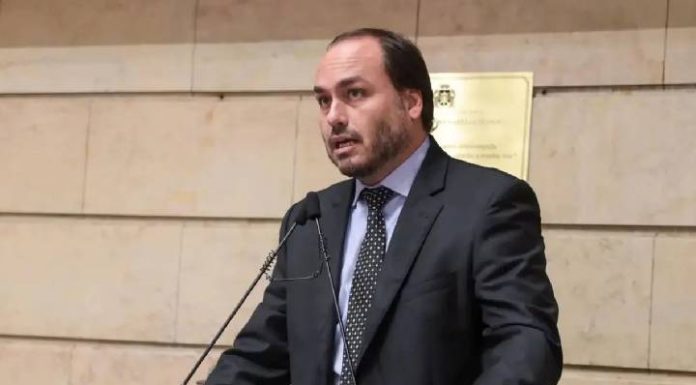 Carlos Bolsonaro transfere domicílio eleitoral para São José em SC e mira disputa ao Senado