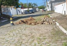Após denúncia do Oisc, Secretaria de Obras realiza manutenção em buraco no centro de Piçarras; moradora agradece