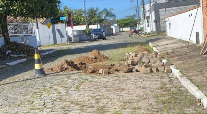 Após denúncia do Oisc, Secretaria de Obras realiza manutenção em buraco no centro de Piçarras; moradora agradece