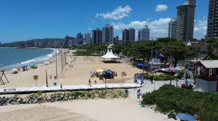 Piçarras inicia montagem da estrutura do Esporte Verão 2025/2026
