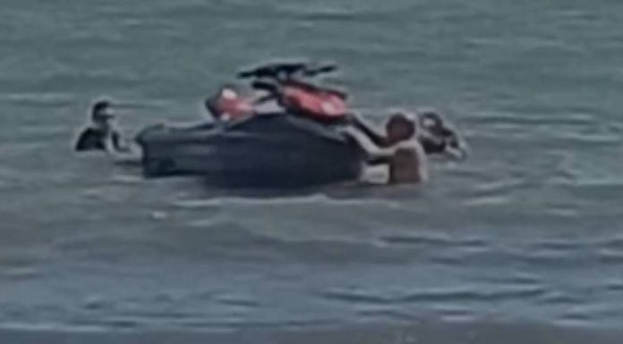 VIDEO Jet ski próximo à faixa de areia expõe banhistas a risco na Barra Sul, em Piçarras