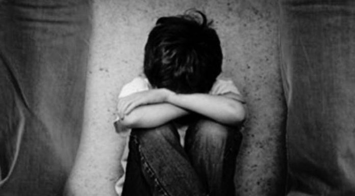 Menino de 9 anos sofre estupro coletivo dentro da escola