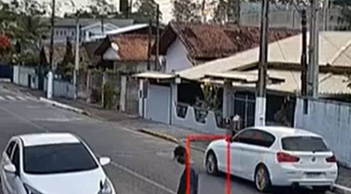VIDEO Moto é furtada em plena luz do dia em Balneário Piçarras