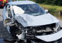 Carro bate contra poste e deixa quatro feridos na SC-415, em Araquari