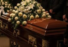 Família vela corpo de defunto errado e caso é descoberto instantes antes do enterro