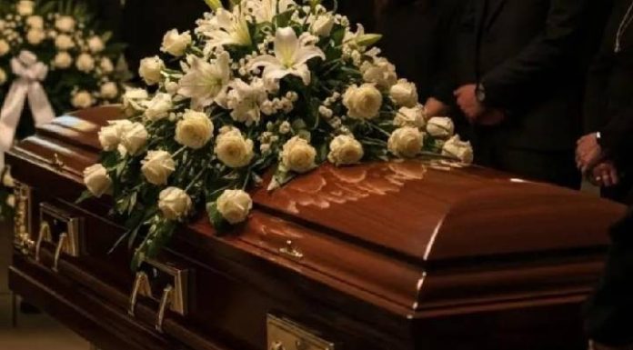 Família vela corpo de defunto errado e caso é descoberto instantes antes do enterro