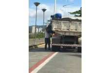 VIDEO Precariedade na coleta de lixo em Piçarras gera filas e revolta motoristas na Beira-Mar