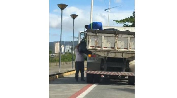 VIDEO Precariedade na coleta de lixo em Piçarras gera filas e revolta motoristas na Beira-Mar