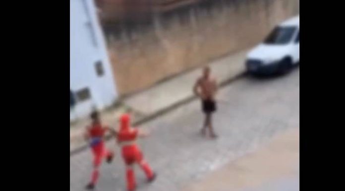 VIDEO Coletor se defende de ataque de cães e situação vira confusão com morador em Piçarras