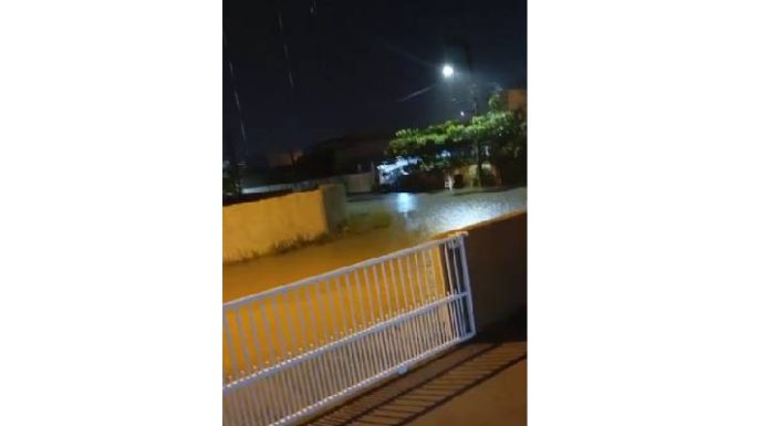 VIDEO Alagamentos pontuais voltam a causar transtornos no Mariscal, em Penha