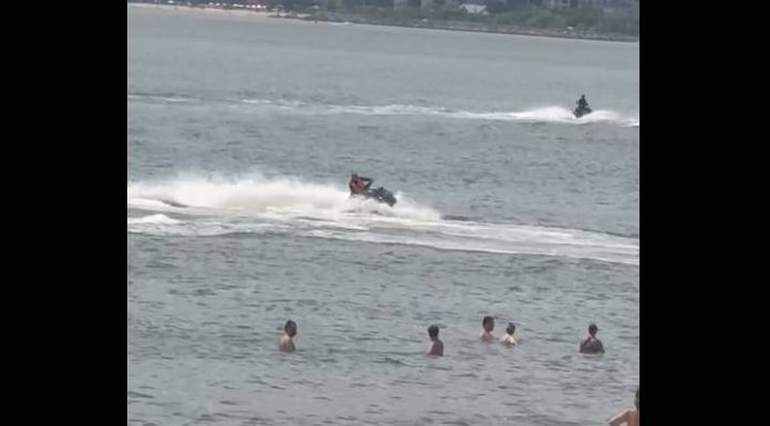 VIDEO Jetski circula perigosamente próximo a banhistas em Balneário Piçarras