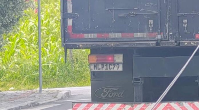 VIDEO Fiação solta coloca pedestres e motoristas em risco na Avenida Vereador João Figueiredo em Piçarras