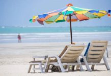 Bares e restaurantes de Barra Velha causam polêmica ao cobrar aluguel de cadeiras na praia