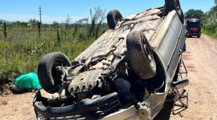 Motorista capota carro em estrada de Ilhota