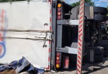 Carreta tomba após motorista perder o controle na SC-135 e acidente deixa dois mortos