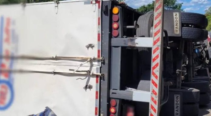 Carreta tomba após motorista perder o controle na SC-135 e acidente deixa dois mortos