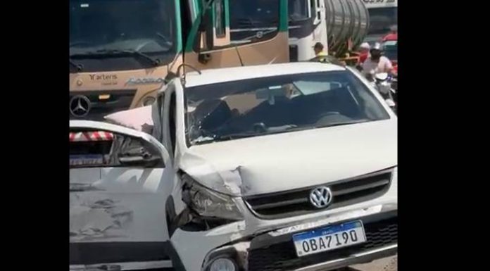 VIDEO Acidente grave na BR-101, em Balneário Piçarras, deixa mulher presa às ferragens
