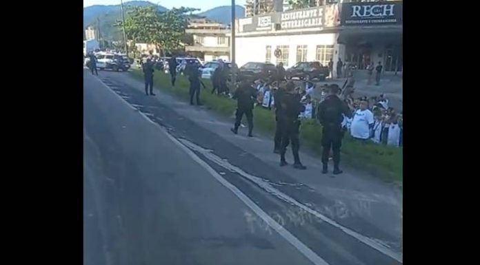 VIDEO Ônibus da torcida do Figueirense é interceptado na Marginal de Itapema a caminho de Joinville