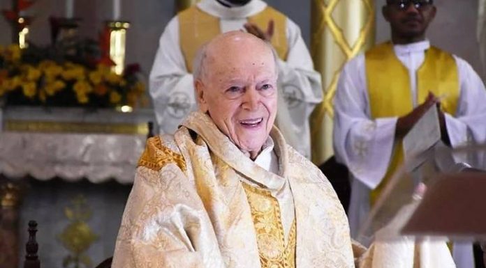 Padre morre aos 103 anos logo após rezar sua última Ave-Maria