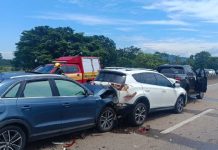 Acidente envolvendo quatro veículos é registrado na BR-101 e causa incêndio em automóvel