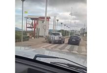 Motorista invade ciclofaixa na orla de Balneário Piçarras e coloca pedestres e ciclistas em risco