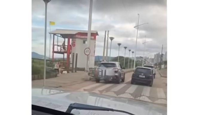 Motorista invade ciclofaixa na orla de Balneário Piçarras e coloca pedestres e ciclistas em risco