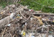 VIDEO Lixo toma conta da orla de São Miguel, em Penha, e revolta moradores e visitantes neste domingo