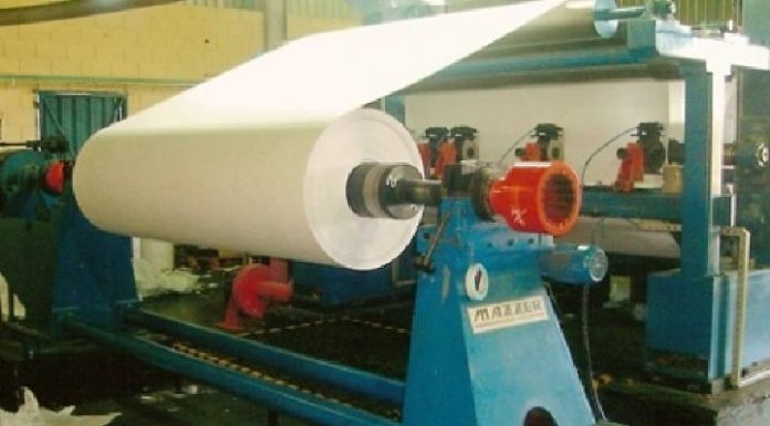 Trabalhador morre preso em máquina rebobinadora