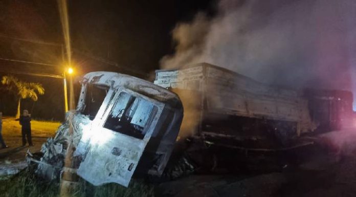 Caminhão em chamas paralisa BR-101 em Tijucas