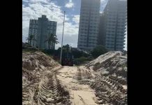 VIDEO Em Piçarras, máquinas da prefeitura avançam sobre restinga na orla e geram revolta da comunidade