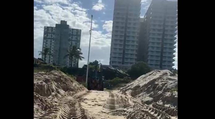 VIDEO Em Piçarras, máquinas da prefeitura avançam sobre restinga na orla e geram revolta da comunidade