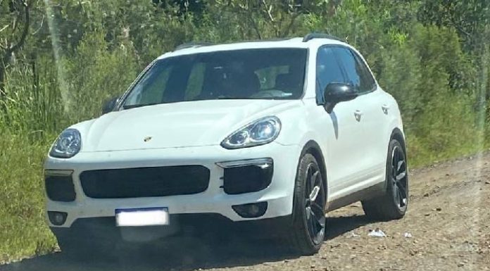 Carro de luxo furtado em Balneário Piçarras é encontrado em Faxinal dos Guedes e trio acaba preso