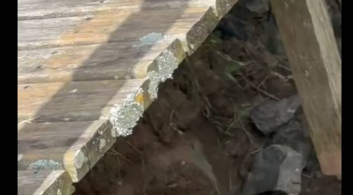 VIDEO Antes que o pior aconteça: deck em situação crítica revolta moradores do Itacolomi em Piçarras