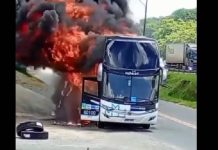 VIDEO Ônibus com 33 passageiros pega fogo em Joinville