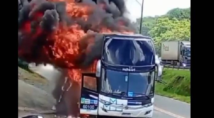 VIDEO Ônibus com 33 passageiros pega fogo em Joinville