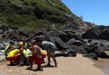 VIDEO Adolescente é resgatado após afogamento grave perto da trilha de acesso da Ponta da Vigia, em Penha