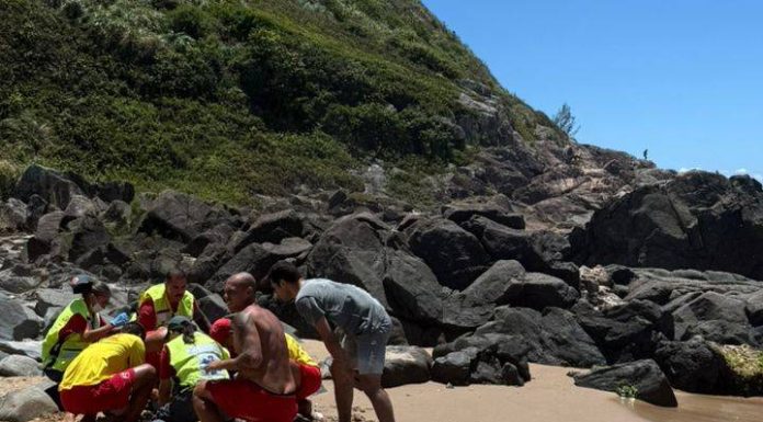 VIDEO Adolescente é resgatado após afogamento grave perto da trilha de acesso da Ponta da Vigia, em Penha