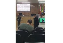 Presidente da Câmara de Piçarras, Lucas Maia, é acusado de negligência mesmo após episódio grave com armas no plenário
