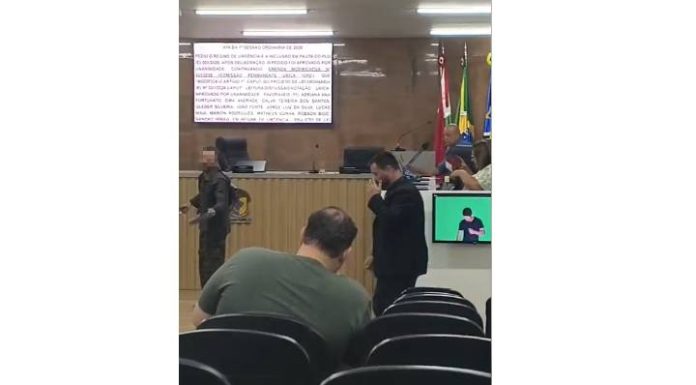 Presidente da Câmara de Piçarras, Lucas Maia, é acusado de negligência mesmo após episódio grave com armas no plenário