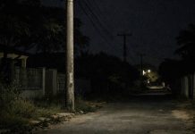 Rua Maranhão vira território do abandono em Balneário Piçarras: moradores ficam no escuro há mais de seis meses enquanto assaltos se repetem