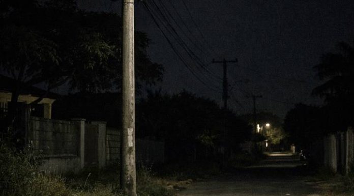 Rua Maranhão vira território do abandono em Balneário Piçarras: moradores ficam no escuro há mais de seis meses enquanto assaltos se repetem