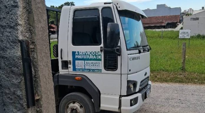 Depois da denúncia: Prefeitura age e rua volta a ter iluminação em Balneário Piçarras