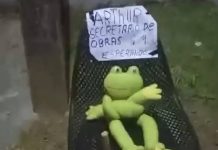 Sapo na calçada e buracos na rua: protesto irônico escancara abandono de obras em Balneário Piçarras