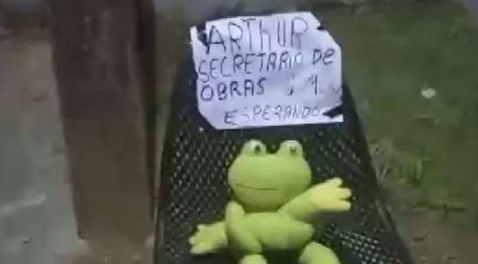 Sapo na calçada e buracos na rua: protesto irônico escancara abandono de obras em Balneário Piçarras