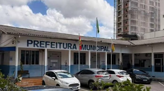 Servidora flagrada bêbada com carro da Prefeitura é afastada em Itapema