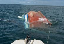 VIDEO Barco naufraga com pai e filho no Litoral Norte de SC; um segue desaparecido