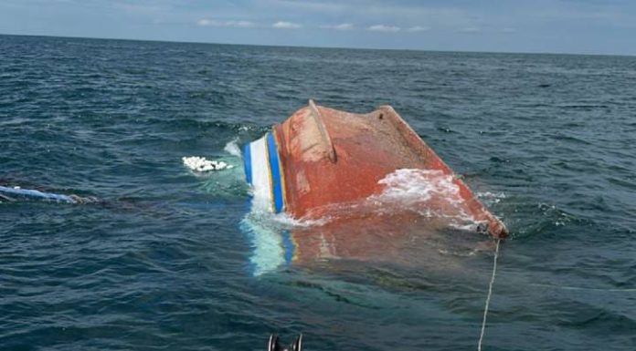 VIDEO Barco naufraga com pai e filho no Litoral Norte de SC; um segue desaparecido