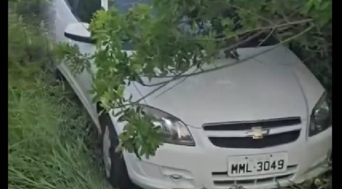 Susto em Piçarras: carro desgovernado invade área de restinga após falha no freio de mão